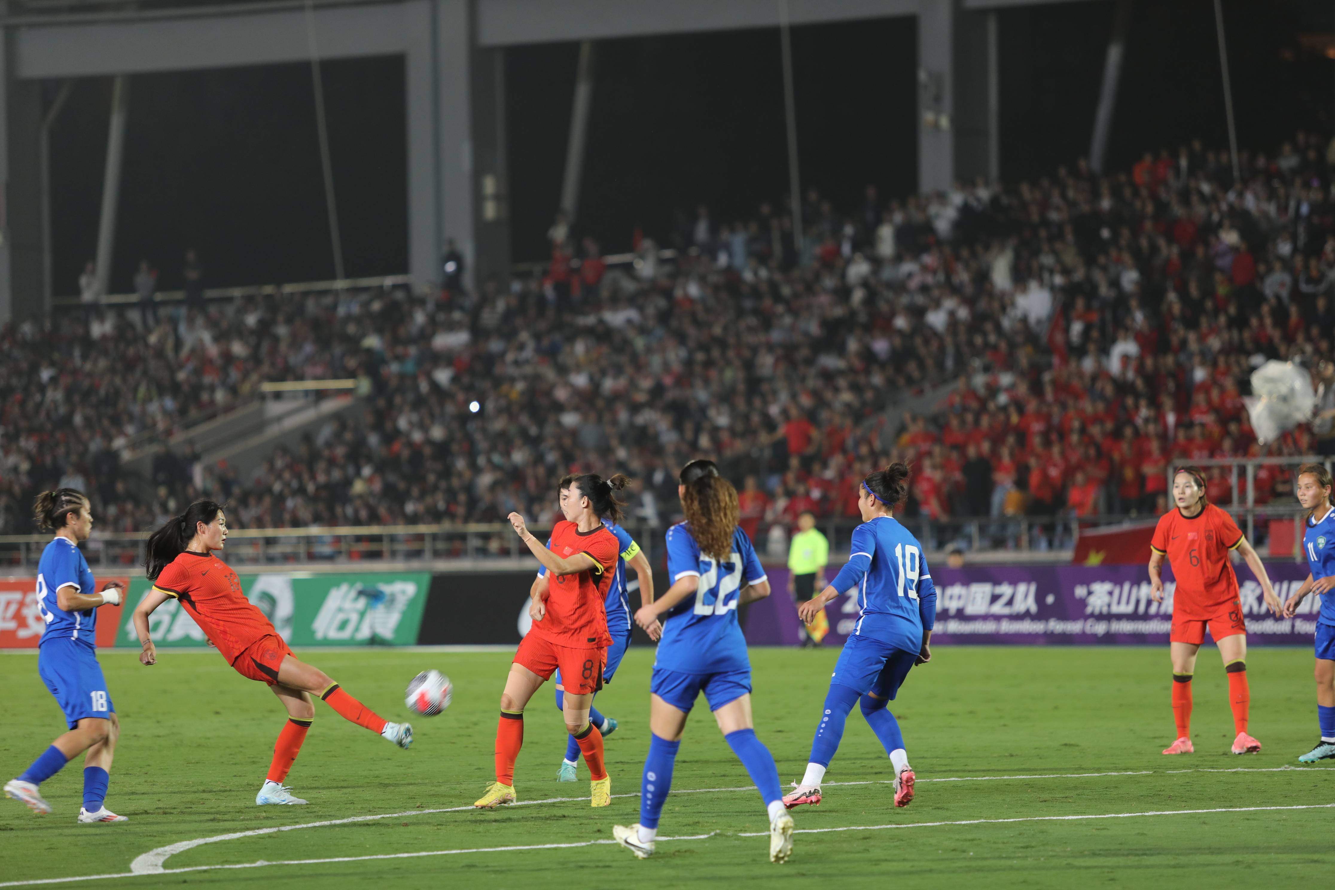 哥伦比亚队在女足比赛中崭露头角 哥伦比亚队在女足比赛中崭露头角