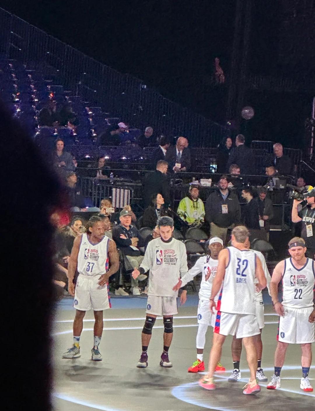 球员们在场上展现出激情与实力 球员们在场上展现出激情与实力