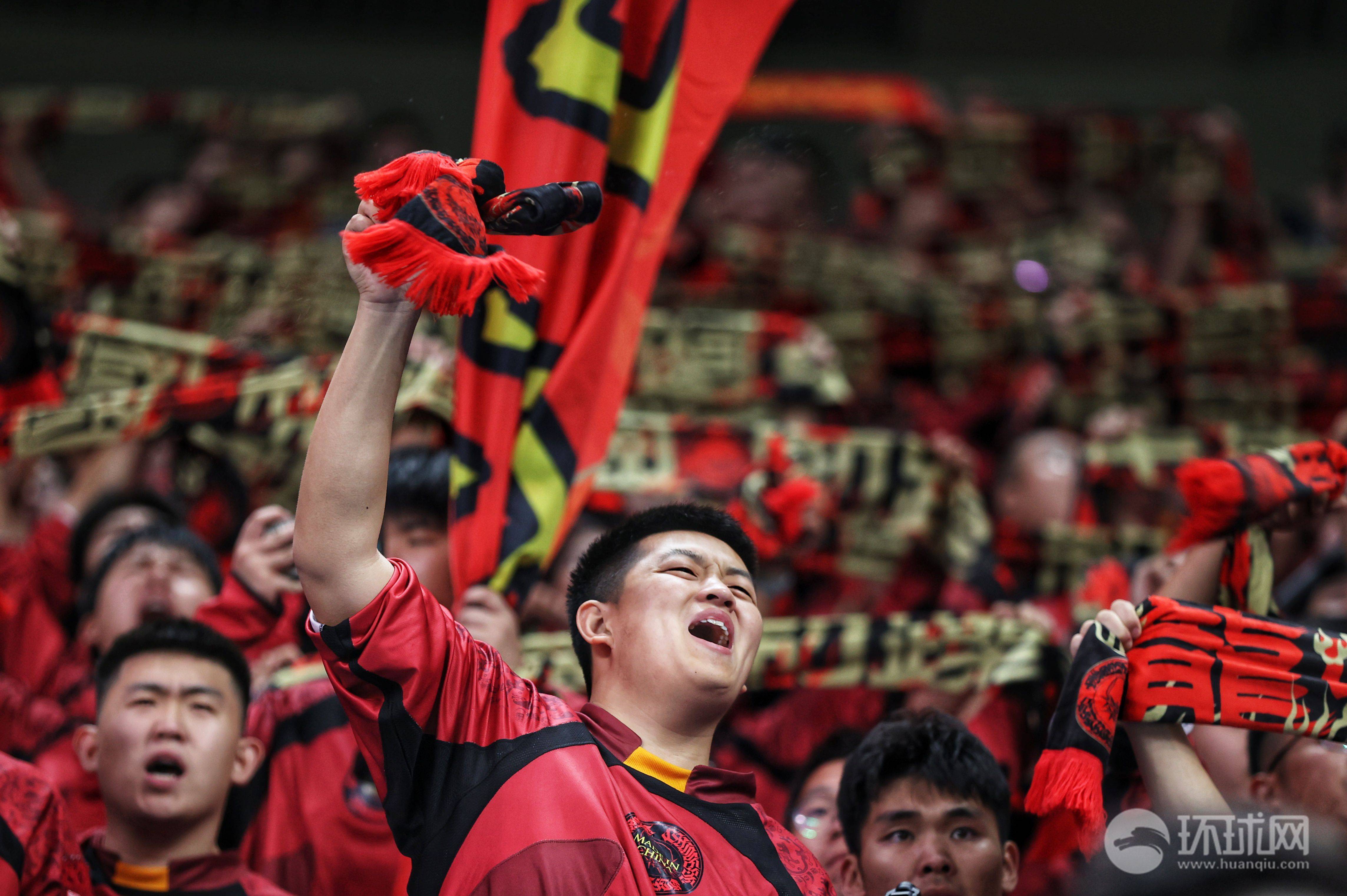 国内足球赛事掀起热潮,球迷热情高涨期待胜利! 国内足球赛事掀起热潮,球迷热情高涨期待胜利!