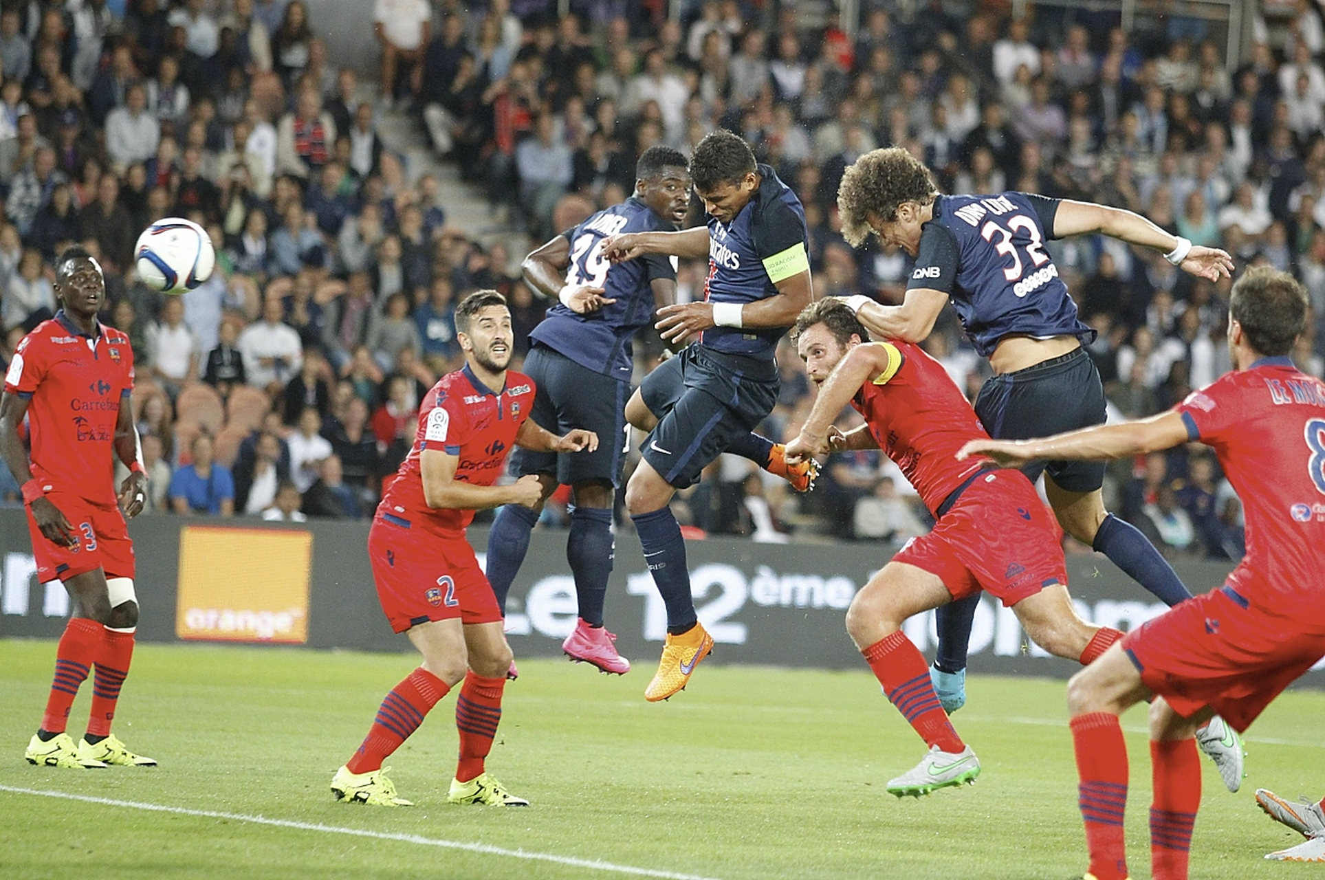 包含足球赛事场上强强对话,场面激烈有序的词条 包含足球赛事场上强强对话,场面激烈有序的词条