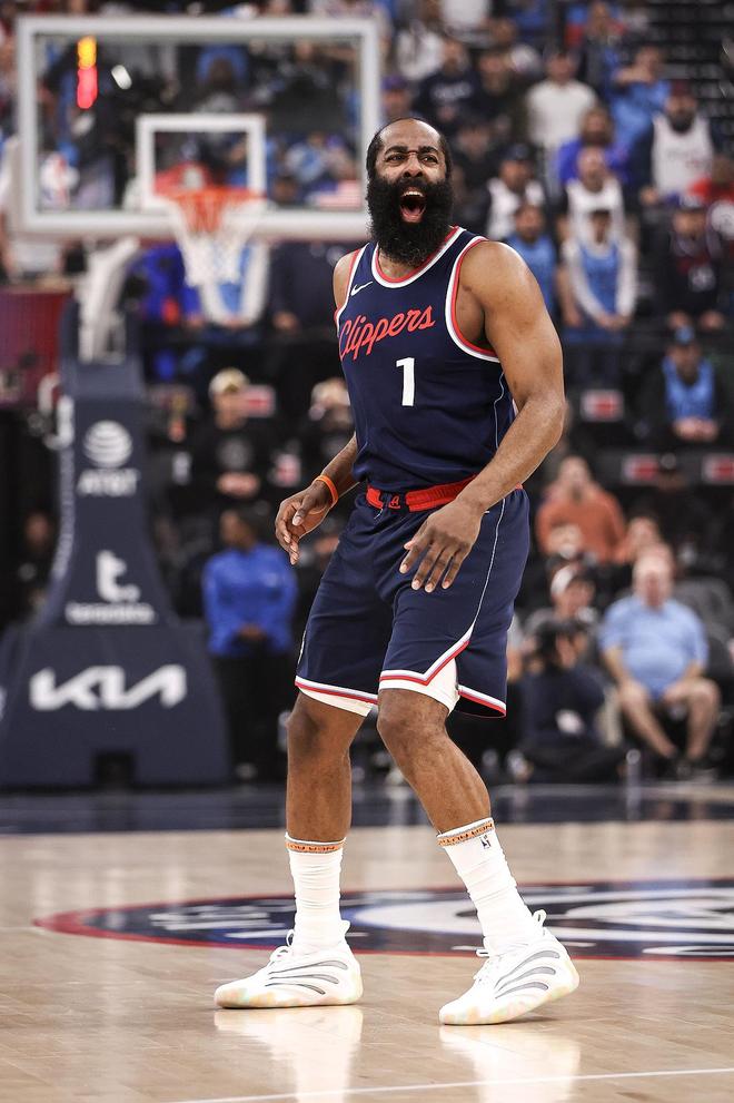 包含雄鸟横行西部，巴特勒单场高效轰下30+的词条