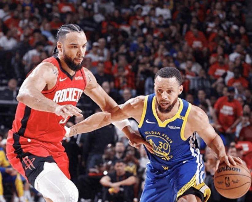 篮球裁判判罚遭质疑，球员抗议场面火爆的简单介绍