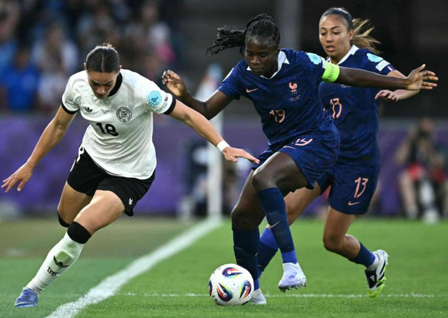 开云体育下载-法国女足球队表现出色，赢得比赛