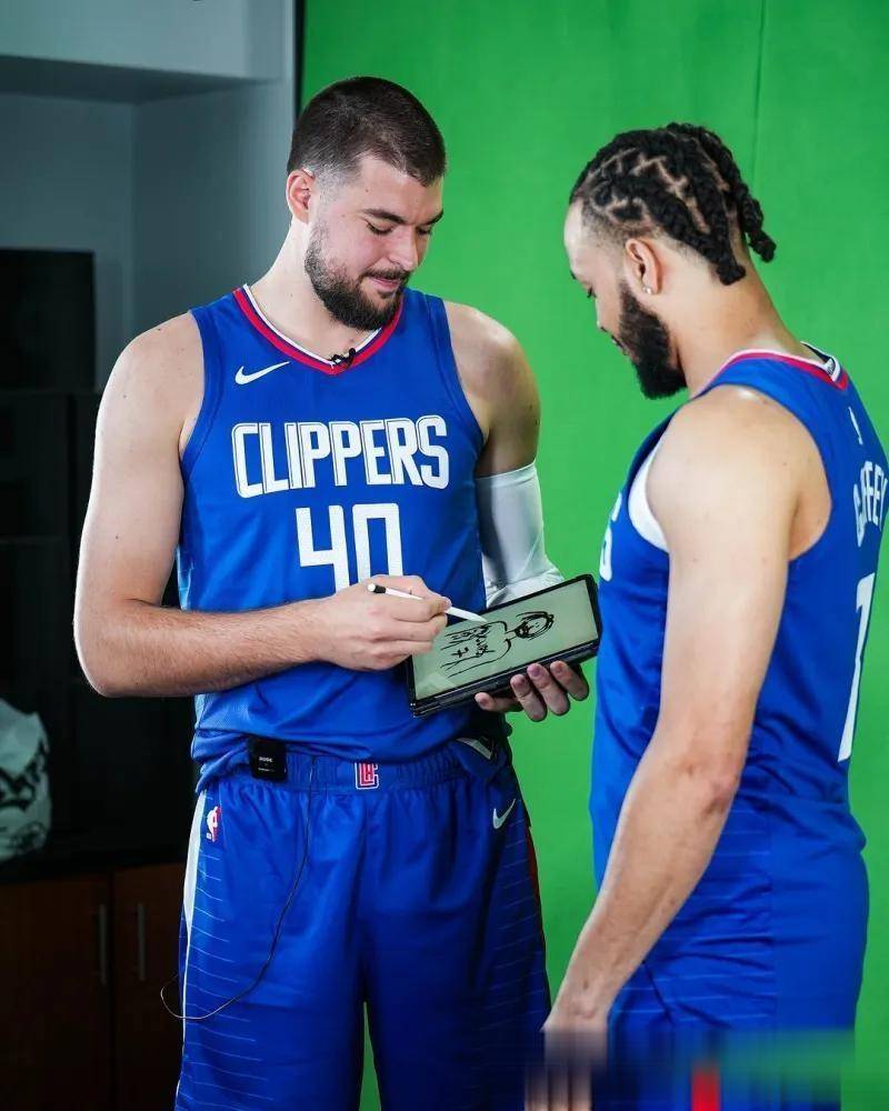 快船队球员在训练中表现出自信和决心,为新赛季做好准备的简单介绍 快船队球员在训练中表现出自信和决心,为新赛季做好准备的简单介绍