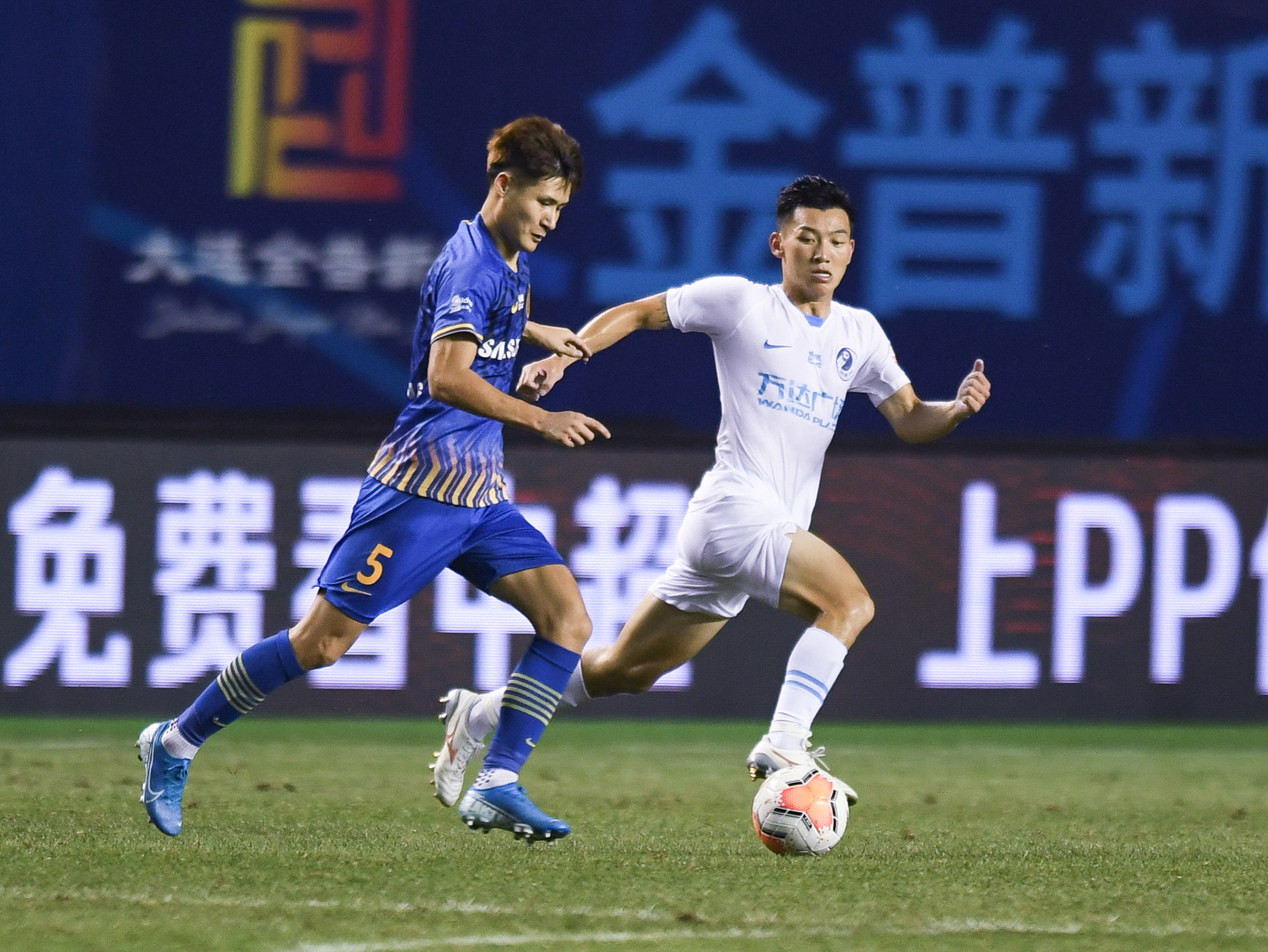 包含苏宁队员风光无限，被球迷视为偶像的词条