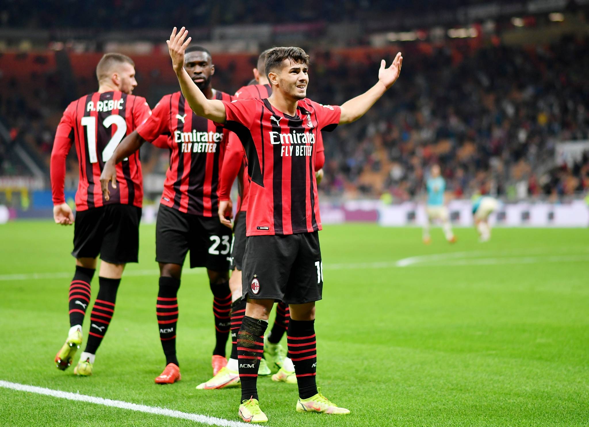 AC米兰主场大胜，稳固联赛头名位置