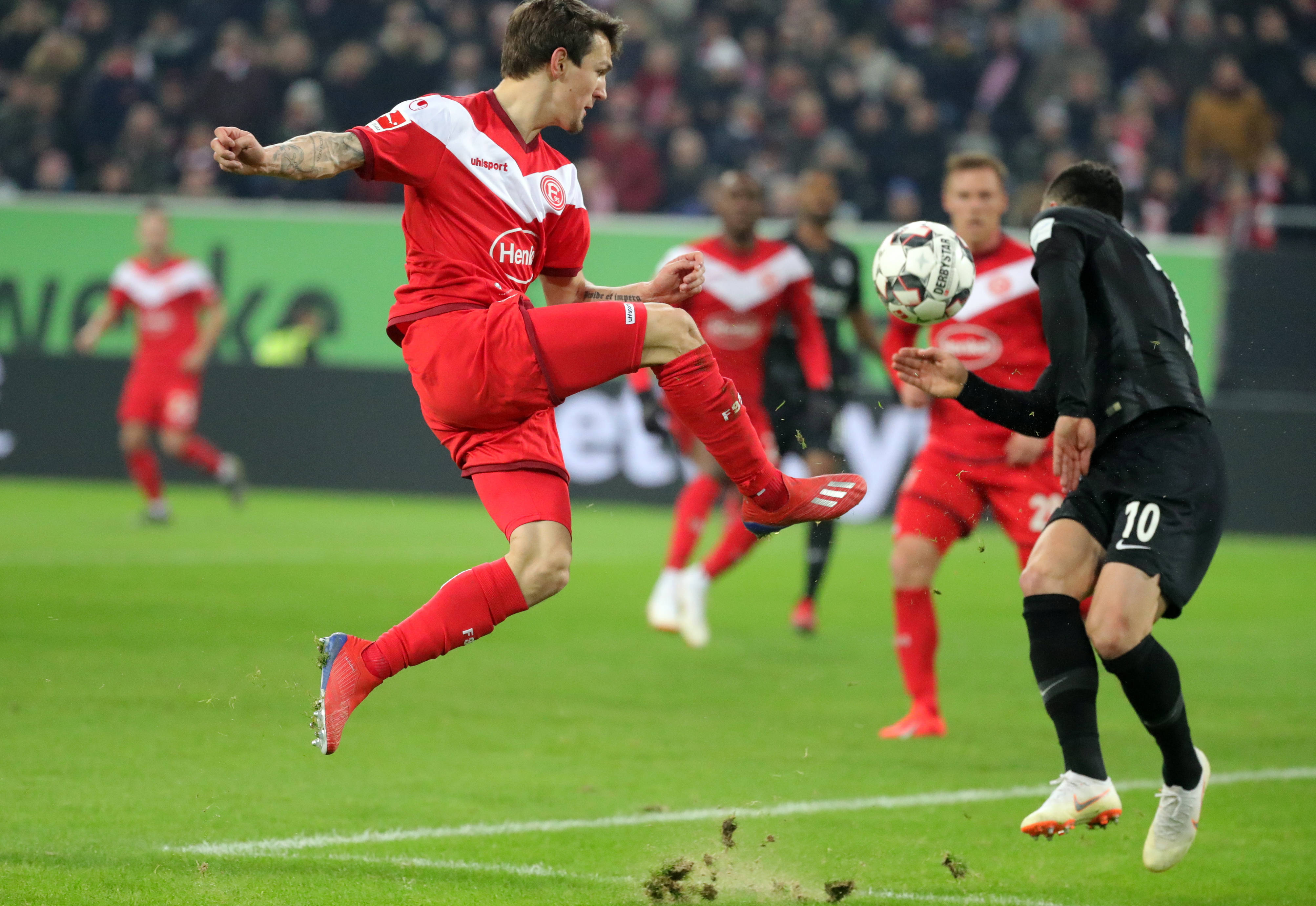 包含柏林联队主场平局，继续保持不败纪录的词条