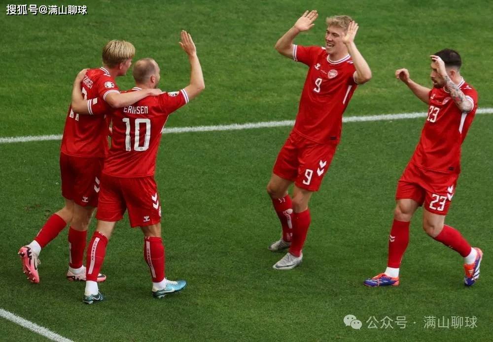 波兰队将在赛场上迎战瑞士队 波兰队将在赛场上迎战瑞士队