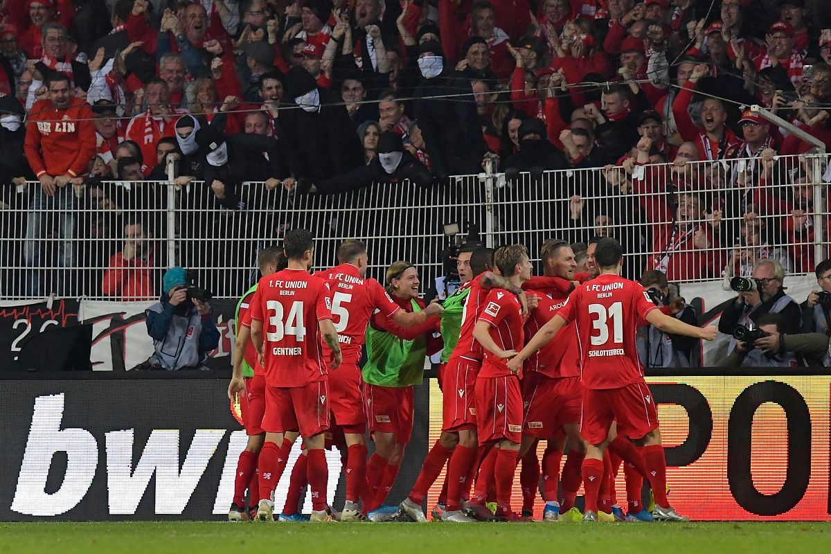 精彩足球比赛频现，比分悬殊场面激烈的简单介绍