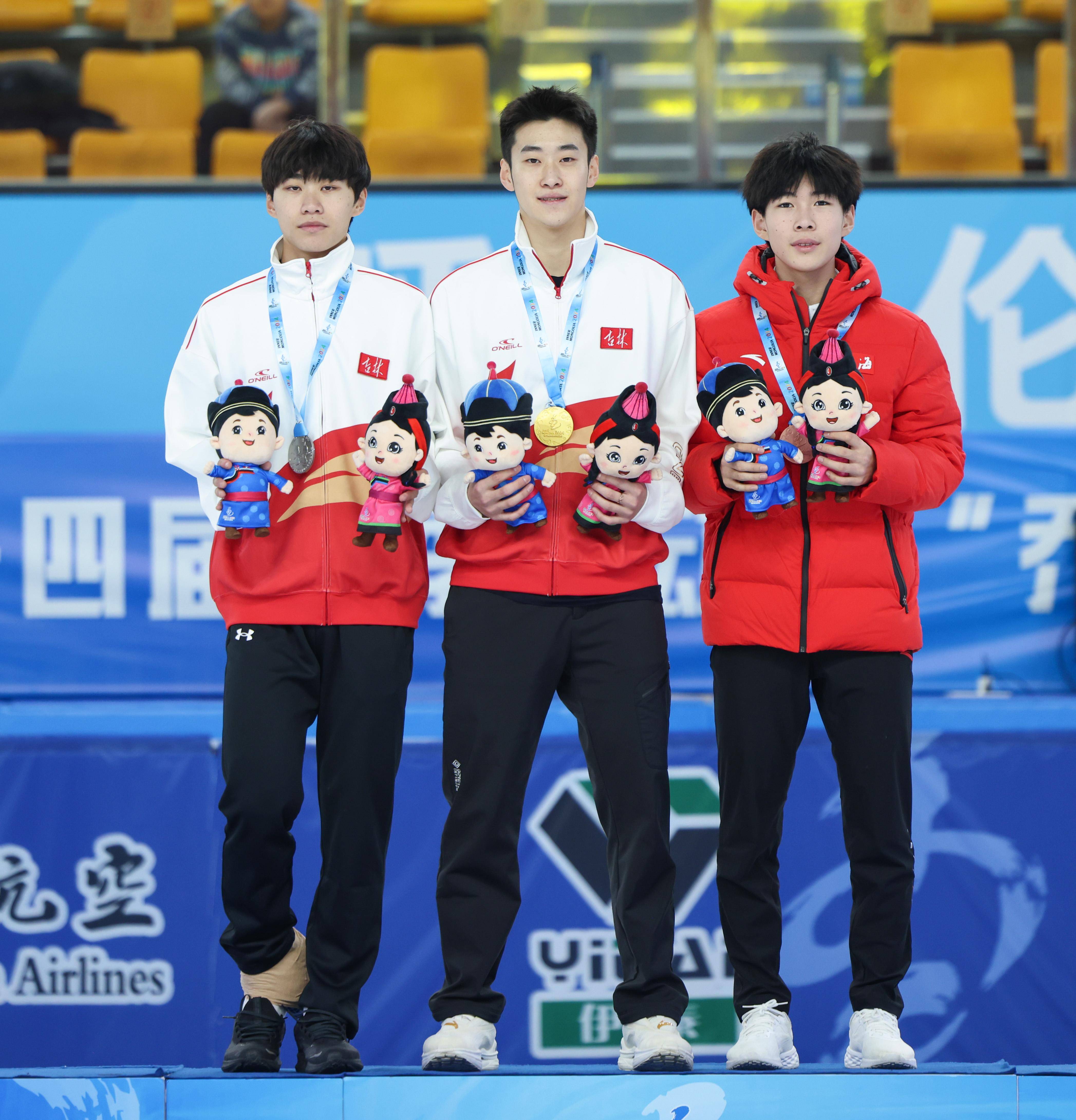 短道速滑比赛中外籍选手夺冠