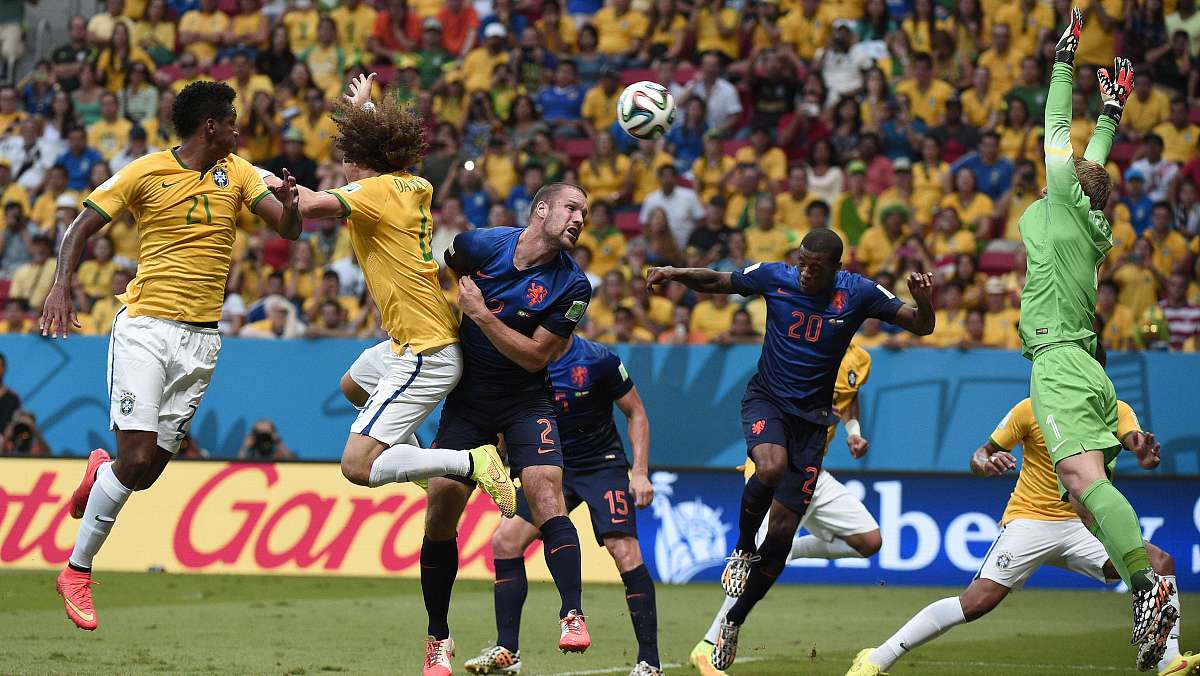 足球比赛现场灯光缤纷，球场上热血激战的简单介绍