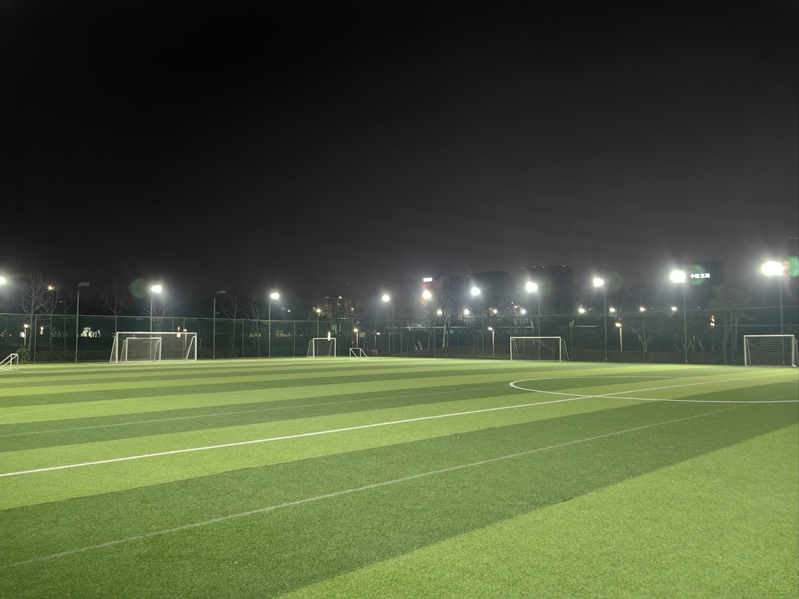 足球比赛现场灯光缤纷，球场上热血激战的简单介绍