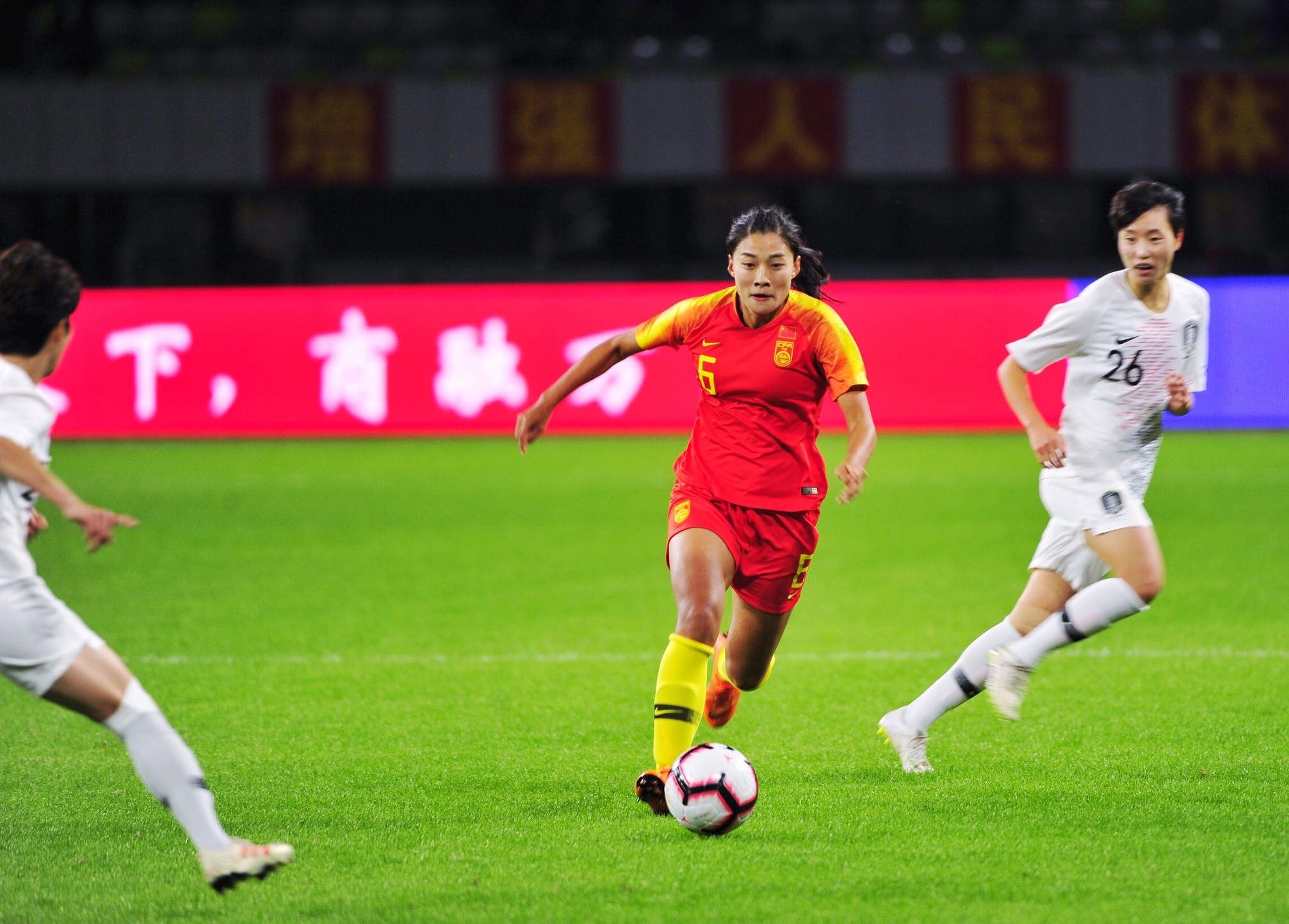 开云体育网站-中国女子足球运动员在国际比赛中取得胜利